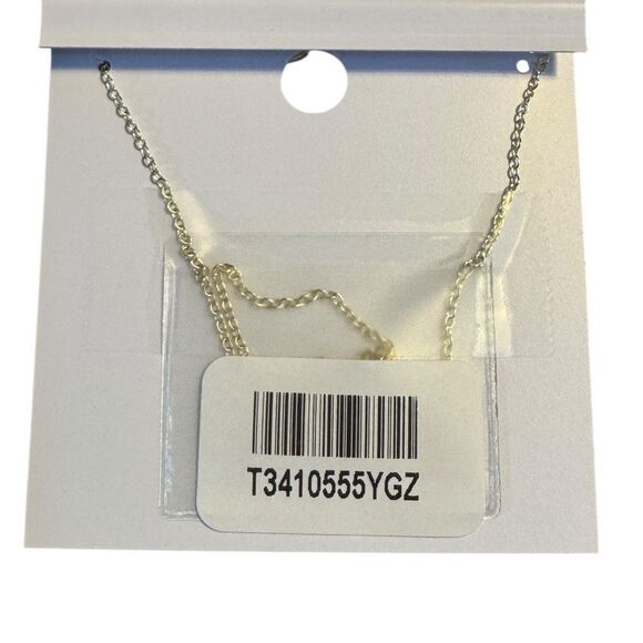 Elegant Gold Butterfly Pendant Necklace - Picture 4 of 5